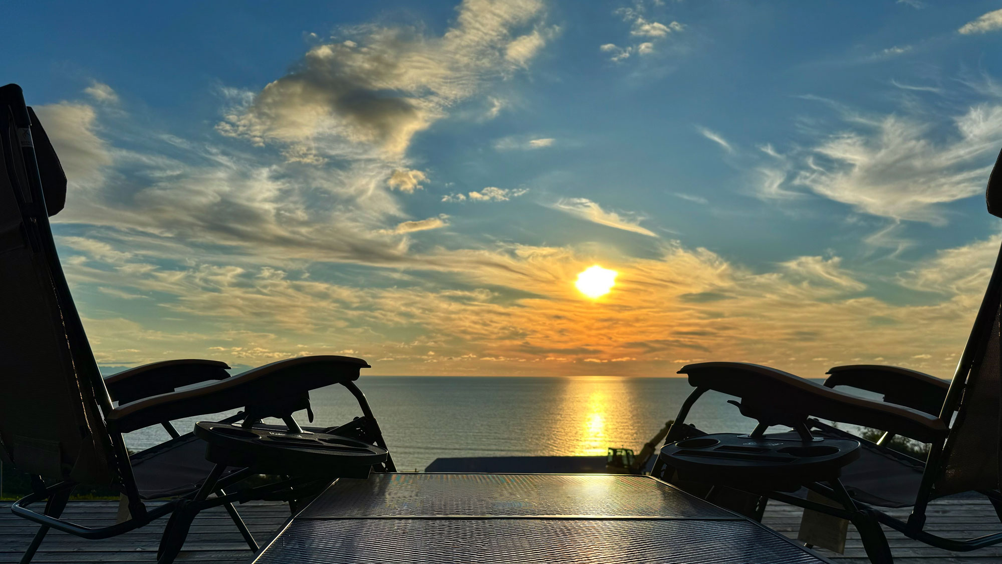 専用ウッドデッキから望む日本海と夕陽