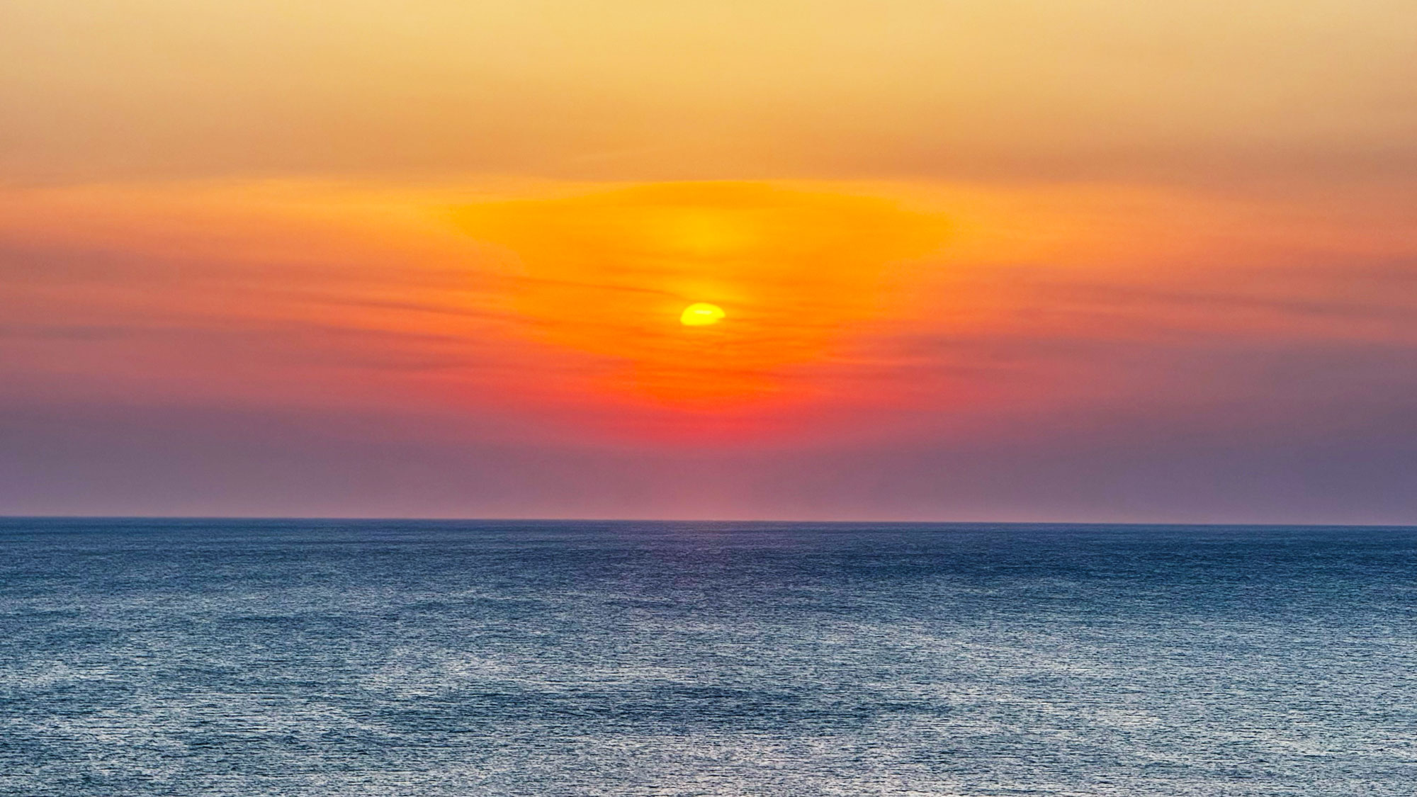 日本海の水平線に沈む夕陽